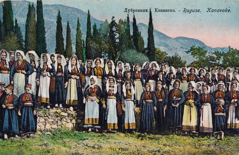 Large gathering of women and girls from Konavlje district near Dubrovnik. They are noted, in cyrillic and latin, as "Konavoke", an archaic term for women of Konavlje. The costume shows a clear mix of the two zones that meet there. Postcard, personal collection, A.S.
