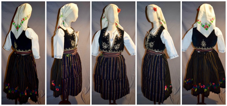 Costume of a young woman, with aladžika type of vutarka: “aladžika sas vezeni skuti” / aladžika with embroidered hem. The manner of tying the kerchief is typical for unmarried girls and young women.
